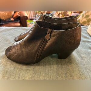 Munro American Leather Shooties 9.5 W